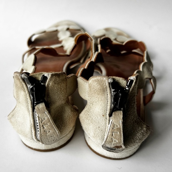 ALAÏA Leather Scalloped Accent Gladiator Sandals in Cream SZ 8 - Picture 8 of 11